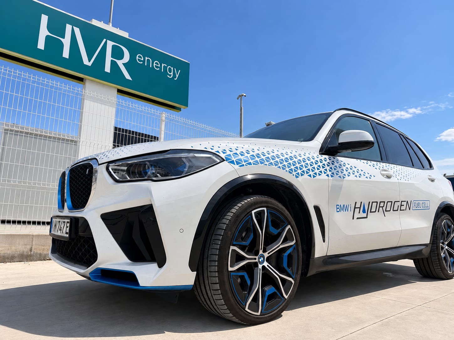 Vehículo BWM repostando en una hidrolinera de HVR Energy
